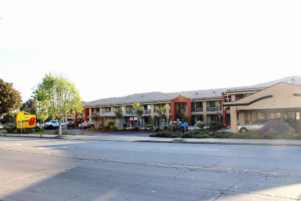 Super 8 by Wyndham Salinas image 3